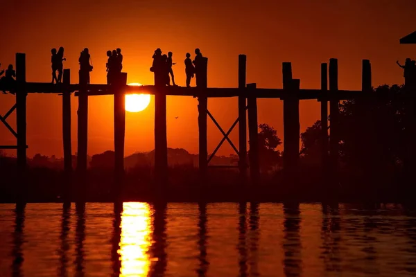 Mandalay Myanmar 2016 Bridge Lake Taungthaman Every Night Dozens Tourists — Stock Photo, Image