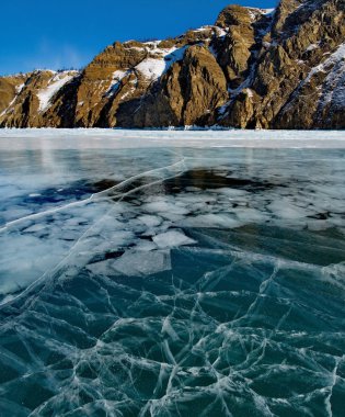 Rusya. Doğu Sibirya. Baykal Gölü buz kar ve aşırı kışın soğuk olmaması nedeniyle saydamlığını şaşırtıcı.