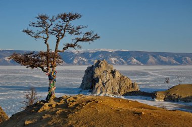 Rusya. Deniz Baykal Olkhon Adası'nın kayalık sahil
