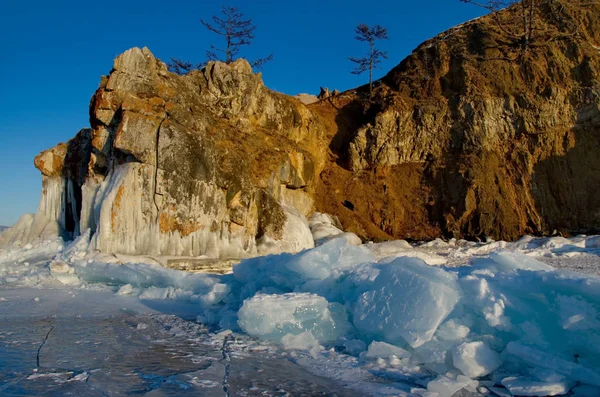 俄罗斯 贝加尔湖 Olkhon 岛的岩石海岸 — 图库照片