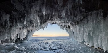 Rusya. Doğu Sibirya, Baykal Gölü. Buz mağaraları Olkhon adanın küçük deniz.