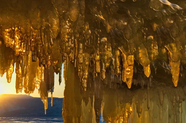 俄罗斯 东西伯利亚 贝加尔湖 Olkhon 岛的冰洞穴 — 图库照片
