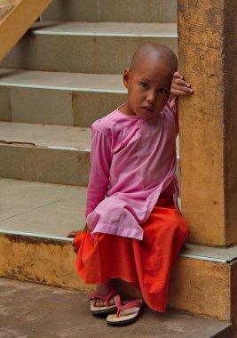 Mandalay. Myanmar. 11/22/2016. Manastırlar okullarda pembe genç kız-rahibeler robes dersler arasında bir dinlenme.