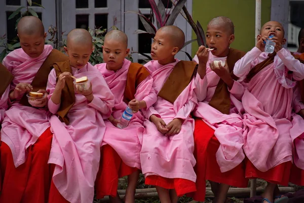 マンダレー ミャンマー 2016 固定時に毎朝朝食前に女の子仏教修道院彼女の靴を脱ぐし 祈りを読む — ストック写真
