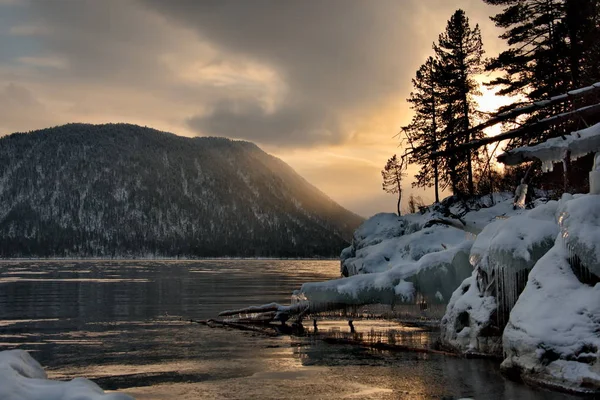 Rusya. Dağ Altay. Sunset bulvarında göl Teletskoye.