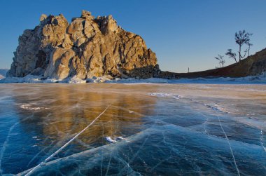 Rusya. Baykal Gölü. Cape Burhan Olkhon adasının üzerinde şafak.