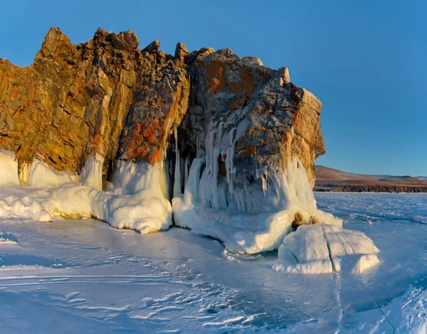Rusya. Deniz Baykal, şeffaf buz benzersiz güzelliği.