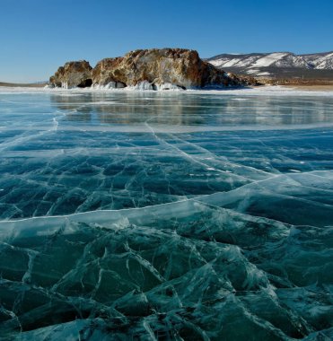 Rusya. Deniz Baykal, şeffaf buz benzersiz güzelliği.