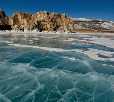 Rusya. Doğu Sibirya. Baykal Gölü buz kar ve aşırı kışın soğuk olmaması nedeniyle saydamlığını şaşırtıcı.