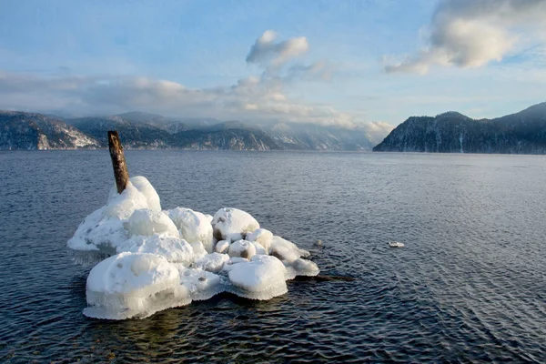 Rusland Berg Altaj Ondanks Sterke Siberische Vorst Bevriest Het Teletskojemeer — Stockfoto