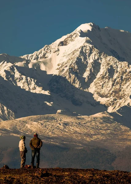 Batı Sibirya güneyinde. Rusya. 09/25/2016. Sonbahar güzelliği Altay Dağları'nda turistler-fotoğrafçılar hayran.