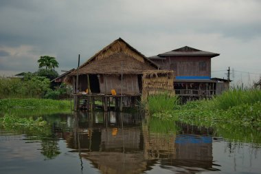 Shan. Myanmar. 11/27/2016. Dağ arasında göl Inle klempe nedeniyle gerçeğini, çoğu kulübe ve Budist tapınakları Inle Gölü üzerinde ahşap kazık sağ gölün ortasındaki inşa edilir.