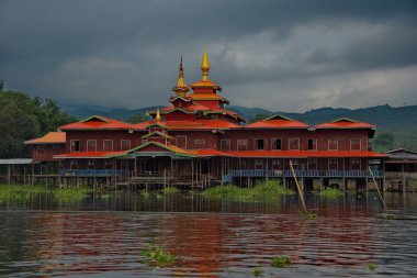 Shan. Myanmar. 11/27/2016. Dağ arasında göl Inle klempe nedeniyle gerçeğini, çoğu kulübe ve Budist tapınakları Inle Gölü üzerinde ahşap kazık sağ gölün ortasındaki inşa edilir.