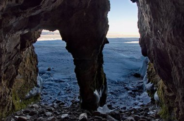Rusya. Doğu Sibirya, Baykal Gölü. Buz mağaraları Olkhon adanın küçük deniz.