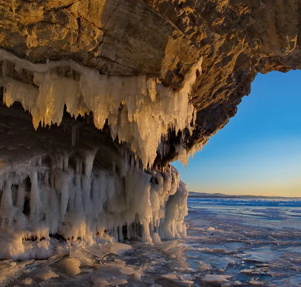 俄罗斯 东西伯利亚 贝加尔湖 Olkhon 岛的冰洞穴 — 图库照片