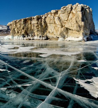 Rusya. Deniz Baykal, şeffaf buz benzersiz güzelliği.