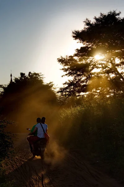 Bagan Myanmar 2016 Arabası Ile Turistler Bagan Yanan Günbatımı Görmek — Stok fotoğraf