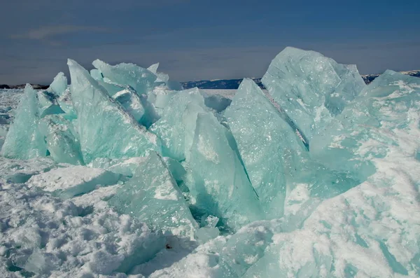 俄罗斯 贝加尔湖上的一堆冰 — 图库照片