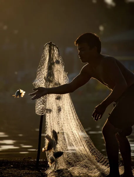 Mandalay Myanmar 2016 Young Fisherman Nets Fish Lake Taungthaman — Stock Photo, Image
