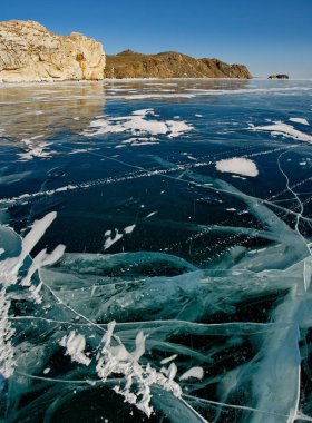 Rusya. Deniz Baykal, şeffaf buz benzersiz güzelliği.