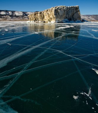 Rusya. Deniz Baykal, şeffaf buz benzersiz güzelliği.