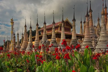 Shan. Myanmar. 11/29/2016. Sık kullanılan yer turistik geziler için - Takhaung Mwetaw pagoda, nerede daha fazla benzersiz bas-reliefs ile 200 stupas. Inle Gölü kıyısında yer alan Ragada.