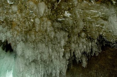 Rusya. Doğu Sibirya, Baykal Gölü. Buz mağaraları Olkhon adanın küçük deniz.