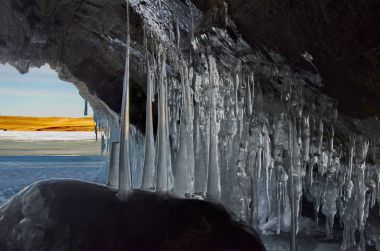 Rusya. Doğu Sibirya, Baykal Gölü. Buz mağaraları Olkhon adanın küçük deniz.