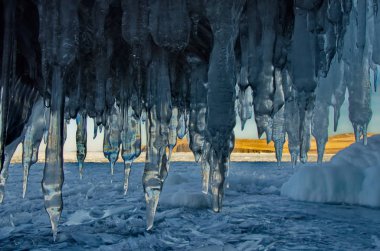 Rusya. Doğu Sibirya, Baykal Gölü. Buz mağaraları Olkhon adanın küçük deniz.