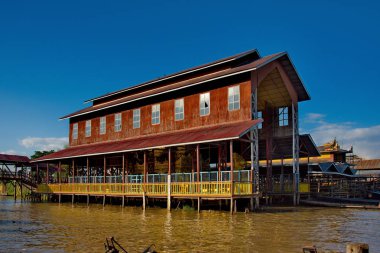 Shan. Myanmar. 11/28/2016. Inle Gölü üzerinde özel bir hangarda işte tatiller ve hafta sonları göl etrafında manevi bir görev gerçekleştirir kayan bir Budist tapınağı.