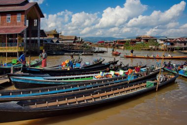 Shan. Myanmar. 11/28/2016. Benzersiz motorlu tekneler Inle göller ve nehirler aralarında turist bekliyor.