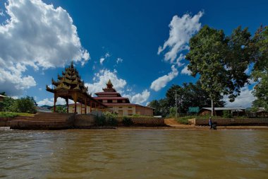 Shan. Myanmar. 11/27/2016. Dağ arasında göl Inle klempe nedeniyle gerçeğini, çoğu kulübe ve Budist tapınakları Inle Gölü üzerinde ahşap kazık sağ gölün ortasındaki inşa edilir.
