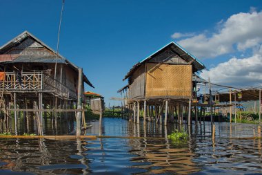 Shan. Myanmar. Dağ arasında göl Inle klempe nedeniyle gerçeğini, çoğu kulübe ve Budist tapınakları Inle Gölü üzerinde ahşap kazık sağ gölün ortasındaki inşa edilir.