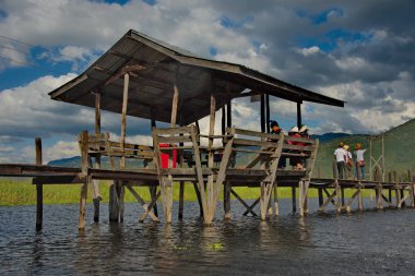Shan. Myanmar. Dağ arasında göl Inle klempe nedeniyle gerçeğini, çoğu kulübe ve Budist tapınakları Inle Gölü üzerinde ahşap kazık sağ gölün ortasındaki inşa edilir.