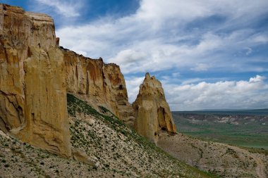 Batı Kazakistan. Sınırsız bozkır içinde yalnız bir dağ var olan bir mesafeden bir Yurt gibi görünüyor karmaşık Shirkala,.