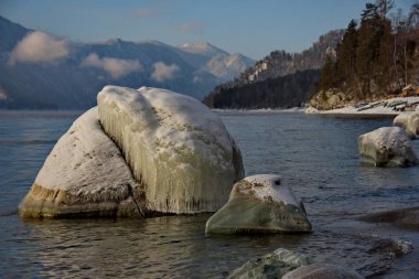 Rusya. Dağ Altay. Sunset bulvarında göl Teletskoye.