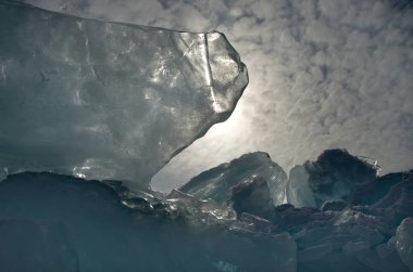 Rusya. Deniz Baykal buza yığını.
