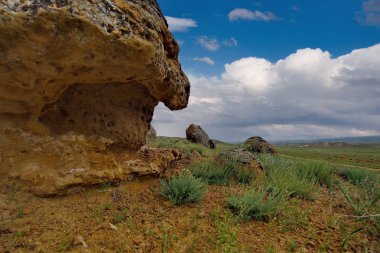 Shirkala. Batı Kazakistan. Büyük pitoresk taş topları-nodüller sınırsız bozkır ünlü mount Shirkala etrafında dağınık.