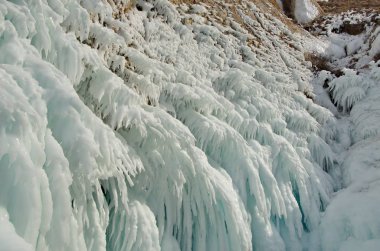Rusya. Deniz Baykal süslü buzlu kaya.