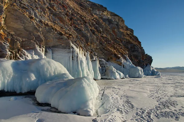 俄罗斯 贝加尔湖的奇特冰冷的岩石 — 图库照片