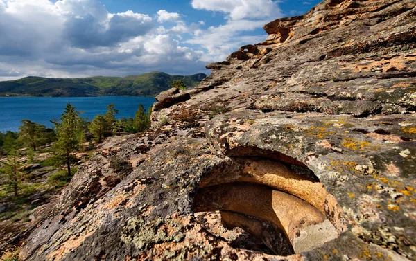 Doğu Kazakistan. Bayanaul Dağları göl Zhasybai biri üç güzel göl vardır.