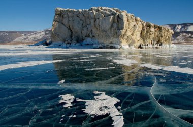 Rusya. Deniz Baykal, şeffaf buz benzersiz güzelliği.