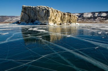 Rusya. Doğu Sibirya. Deniz Baykal, şeffaf buz benzersiz güzelliği.