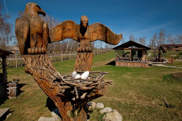 ロシア シベリア アルタイ地方 2018 アートと民族公園に位置している のアルタイ マスターの木製の彫刻付近のチー道沿いの村 Polevodka — ストック写真