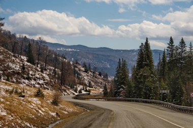 Rusya. Dağ Altay. İlkbahar geç Chuisky karayolu Seminsky geçişte (1894 m).