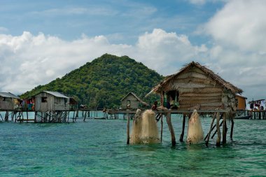 Malezya. Borneo 'nun doğu kıyısındaki adalardan birinde bir çingene balıkçı köyü..