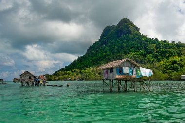Malezya. Borneo 'nun doğu kıyısındaki adalardan birinde bir çingene balıkçı köyü..