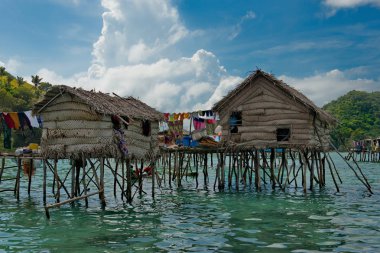 Malezya. Borneo 'nun doğu kıyısındaki adalardan birinde bir çingene balıkçı köyü..