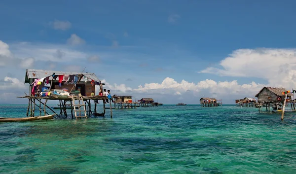 Malezya. Borneo 'nun doğu kıyısındaki adalardan birinde bir çingene balıkçı köyü..