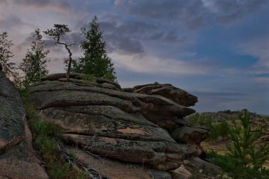 Doğu Kazakistan. Bayanaul Milli Parkı 'nın dağlarında yaz akşamı
